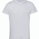 En hvid T-shirt hænger mod en ensfarvet lys baggrund. Trøjen er udekoreret og fremstår som ny og ubrugt.