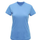 En lyseblå t-shirt med korte ærmer og rund hals ligger som omdrejningspunkt, præsenteret i et studiomiljø mod en hvid baggrund.