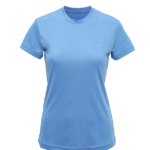 En lyseblå t-shirt med korte ærmer og rund hals ligger som omdrejningspunkt, præsenteret i et studiomiljø mod en hvid baggrund.