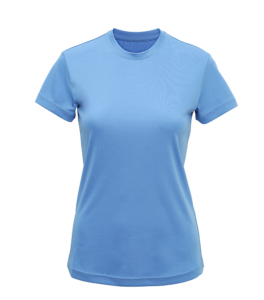 En lyseblå t-shirt med korte ærmer og rund hals ligger som omdrejningspunkt, præsenteret i et studiomiljø mod en hvid baggrund.