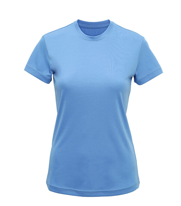 TR020_CORNFLOWER_ En lyseblå t-shirt med korte ærmer og rund hals ligger som omdrejningspunkt, præsenteret i et studiomiljø mod en hvid baggrund.