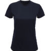 Sort T-shirt uden synlige mærker, hænger alene og fladt i front synlig i en neutral lys opsætning.