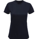 Sort T-shirt uden synlige mærker, hænger alene og fladt i front synlig i en neutral lys opsætning.