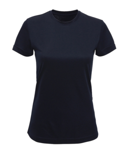 Sort T-shirt uden synlige mærker, hænger alene og fladt i front synlig i en neutral lys opsætning.