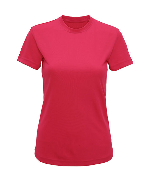 TR020_HOT-PINK_ Rød T-shirt med korte ærmer og rund halsudskæring, placeret mod en hvid baggrund.