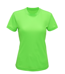 T-shirten er kortærmet og lysegrøn. Den er stillet oprejst uden nogen baggrund, hvilket fremhæver dens enkle design.