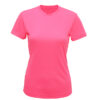 En pink T-shirt vises i sin helhed, uden tryk eller mønster, omgivet af en hvid baggrund.