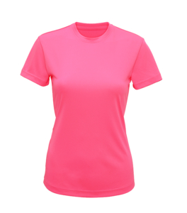 En pink T-shirt vises i sin helhed, uden tryk eller mønster, omgivet af en hvid baggrund.