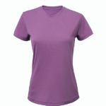 En lilla T-shirt med korte ærmer er præsenteret mod en hvid baggrund.