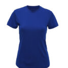 En blå T-shirt er vist forfra, hængende uden synlig baggrund. Trøjen har korte ærmer og en rund halsudskæring.