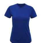 En blå T-shirt er vist forfra, hængende uden synlig baggrund. Trøjen har korte ærmer og en rund halsudskæring.