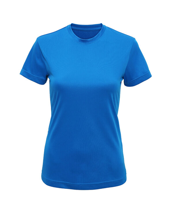 TR020_SAPPHIRE_ Blå T-shirt hænger på en usynlig mannequin, med korte ærmer og en rund halsudskæring, set forfra mod en hvid baggrund.