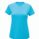 En lyseblå kortærmet t-shirt ligger fladt mod en hvid baggrund.