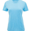 En lys blå t-shirt hænger alene mod en hvid baggrund, uden tekst eller mønster.