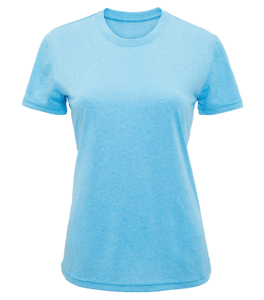 En lys blå t-shirt hænger alene mod en hvid baggrund, uden tekst eller mønster.