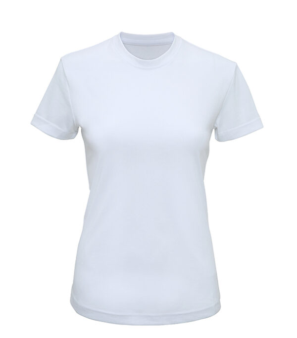 TR020_WHITE_ Hvid t-shirt, simpelt udformet med korte ærmer og rund halsudskæring, placeret mod en ensfarvet hvid baggrund.