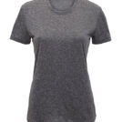Grå T-shirt hænger foran en hvid baggrund, med rund hals og korte ærmer, uden yderligere udsmykning eller tekst, i et enkelt og minimalistisk design.