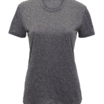 Grå T-shirt hænger foran en hvid baggrund, med rund hals og korte ærmer, uden yderligere udsmykning eller tekst, i et enkelt og minimalistisk design.
