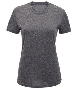 Grå T-shirt hænger foran en hvid baggrund, med rund hals og korte ærmer, uden yderligere udsmykning eller tekst, i et enkelt og minimalistisk design.