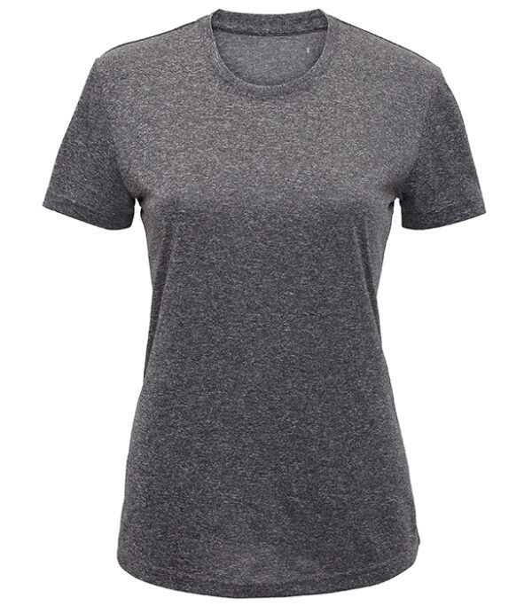 TRO20_BlackMelange_FT Grå T-shirt hænger foran en hvid baggrund, med rund hals og korte ærmer, uden yderligere udsmykning eller tekst, i et enkelt og minimalistisk design.