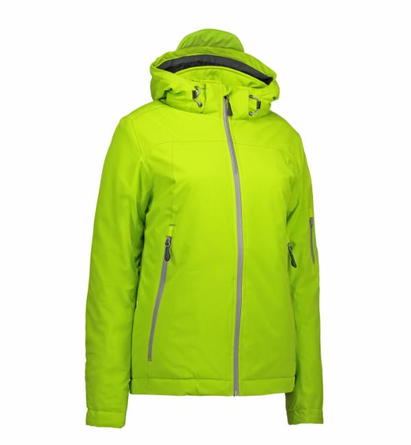 Vinter softshell damejakke lime Den limegrønne jakke med hætte har en lynlås langs fronten samt lynlåslommer på begge sider. Den står på en hvid baggrund.
