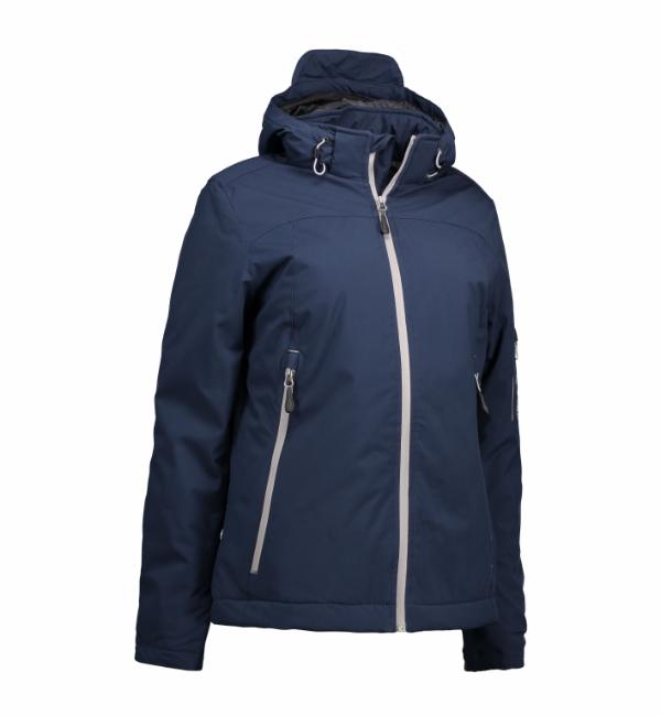Vinter softshell damejakke navy Blå jakke med hætte og lynlås, stående oprejst på en hvid baggrund. Jakken har lynlåslommer på siderne og er designet til koldt vejr.