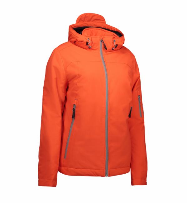 Vinter softshell damejakke orange Orange jakke med hætte og lynlås i midten. To sidelommer og en ærmelomme, alle med lynlåse. Ingen anden synlig tekst eller logo.