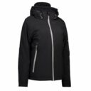 En sort jakke med hætte og lynlås, placeret mod en hvid baggrund. Jakken har to skrå lynlåslommer og snore i hætten.