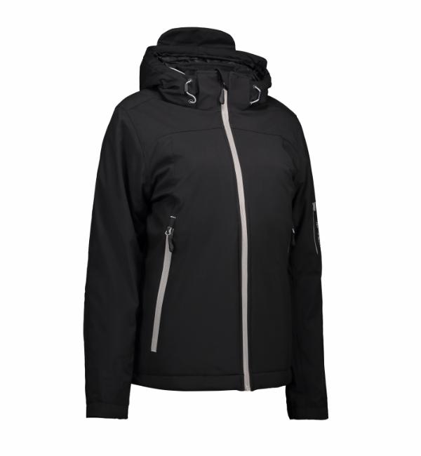 Vinter softshell damejakke sort En sort jakke med hætte og lynlås, placeret mod en hvid baggrund. Jakken har to skrå lynlåslommer og snore i hætten.