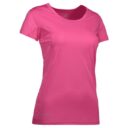 En pink t-shirt med korte ærmer og rund halsudskæring står alene mod en hvid baggrund.