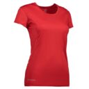 En rød kortærmet t-shirt er placeret mod hvid baggrund. Ord "GEYSER" står nederst til venstre på trøjen.