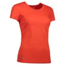 En rød, kortærmet sportstrøje med rund hals er placeret mod en hvid baggrund. Tekst på trøjen: "GEYSER" i nederste venstre hjørne.