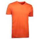 En simpel, ensfarvet orange T-shirt hænger frit i et hvidt studie, uden synlige dekorative elementer eller mønstre.