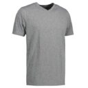 Grå T-shirt med V-hals hænger frit mod en hvid baggrund. T-shirten er kortærmet og har en enkel, ensfarvet design uden mønster.