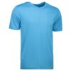 Kortærmet, lyseblå T-shirt, der står på en hvid baggrund uden tekst eller andre genstande i nærheden.