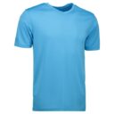 Kortærmet, lyseblå T-shirt, der står på en hvid baggrund uden tekst eller andre genstande i nærheden.