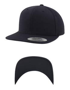 Sort kasket med flad skygge i to vinkler. Etiketten på skyggen viser “CLASSIC SNAPBACK YUPOONG” i et neutralt studieomgivelser.