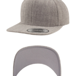 Grå kasket i to vinkler; set ovenfra med flad skygge, samt undersiden af skyggen. Tekst: "SNAPBACK".