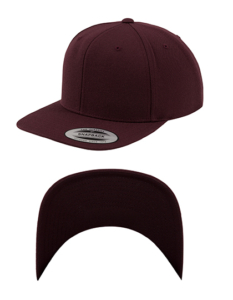 En vinrød snapback kasket vist fra to perspektiver: ovenfra og undersiden af skyggen. Tekst på klistermærket: "Classic Snapback Yupoong".