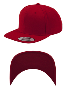 En rød snapback cap er placeret mod en hvid baggrund. Etikettekst: "CLASSIC SNAPBACK YUPOONG." Kappens underside vises også separat nedenunder.