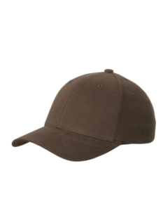 En brun kasket ligger isoleret mod en hvid baggrund. Kasketten har en rund top, en buet skygge og små ventilationshuller.
