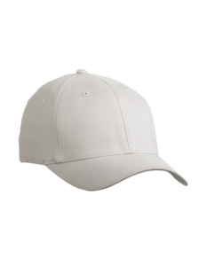 En hvid baseballkasket ligger isoleret mod en hvid baggrund. Kasketten har ventilation huller og en buet skygge.