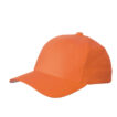 En orange kasket ligger stille på en hvid baggrund.