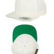 Hvid baseballcap med flad skygge, vist fra oven og undersiden. Undersiden af skyggen er grøn. Kontekstløst baggrund. Tekst på klistermærke: "CLASSIC SNAPBACK YUPOONG."