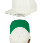 Hvid baseballcap med flad skygge, vist fra oven og undersiden. Undersiden af skyggen er grøn. Kontekstløst baggrund. Tekst på klistermærke: "CLASSIC SNAPBACK YUPOONG."