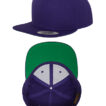 En lilla snapback-kasket vises fra siden og indersiden med en grøn skygge for oven og et gråt indvendigt panel for neden.