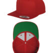 En rød kasket med en flad skygge. Den ene vinkel viser toppen af hatten med teksten "Classic YUPOONG Snapback", mens den anden viser indersiden med en grøn skygge.
