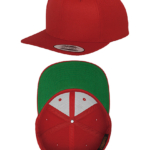 En rød kasket med en flad skygge. Den ene vinkel viser toppen af hatten med teksten "Classic YUPOONG Snapback", mens den anden viser indersiden med en grøn skygge.