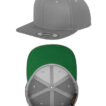 En grå baseballcap set fra to vinkler: top og bund. Skærmen har en grøn underside. Tekst på skyggen: "CLASSIC SNAPBACK," "Yupoong," og "Flexfit."