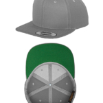 En grå baseballcap set fra to vinkler: top og bund. Skærmen har en grøn underside. Tekst på skyggen: "CLASSIC SNAPBACK," "Yupoong," og "Flexfit."